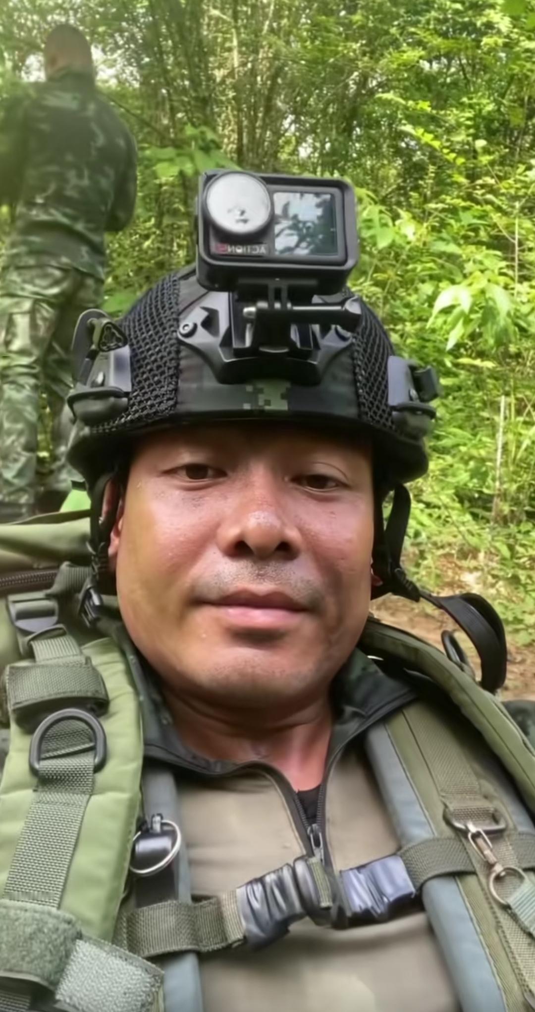 泰国单兵头盔和记录机，会不会让对手老实，看上去泰国士兵很紧张，明确他们追着敌人打