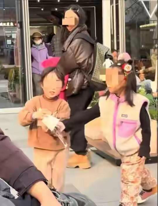 女孩打翻水杯事件炸锅：比打翻水更可怕的，是家长的这个态度近日，浙江绍兴。一名