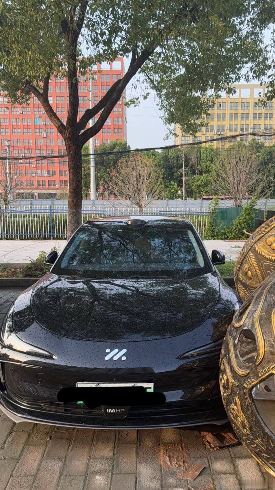 大风吹来一个鼎，然后把两台车给怼了！​​​