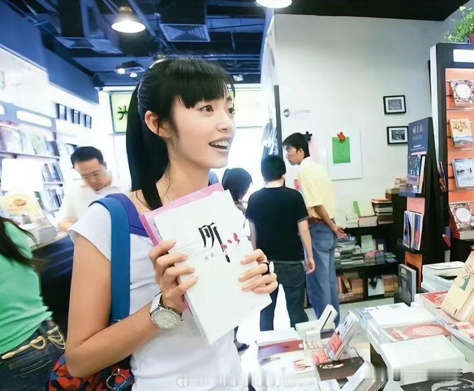 原来魅力早已刻在年少时光里！翻看姚晨二十七年前的大学旧照，瞬间就懂了凌潇肃当初一