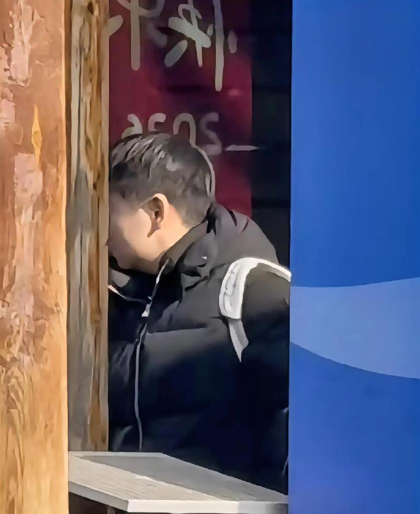 莎莎标志性的短发现身，看来马上就要出发亚洲杯了。莎莎每天都是黑色羽绒服，