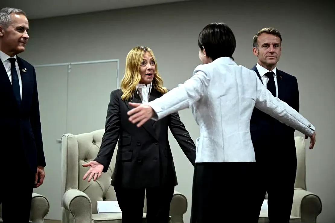 高市早苗G20峰会的名场面出来了！都64岁的人了，在会场里简直活跃得没边儿。