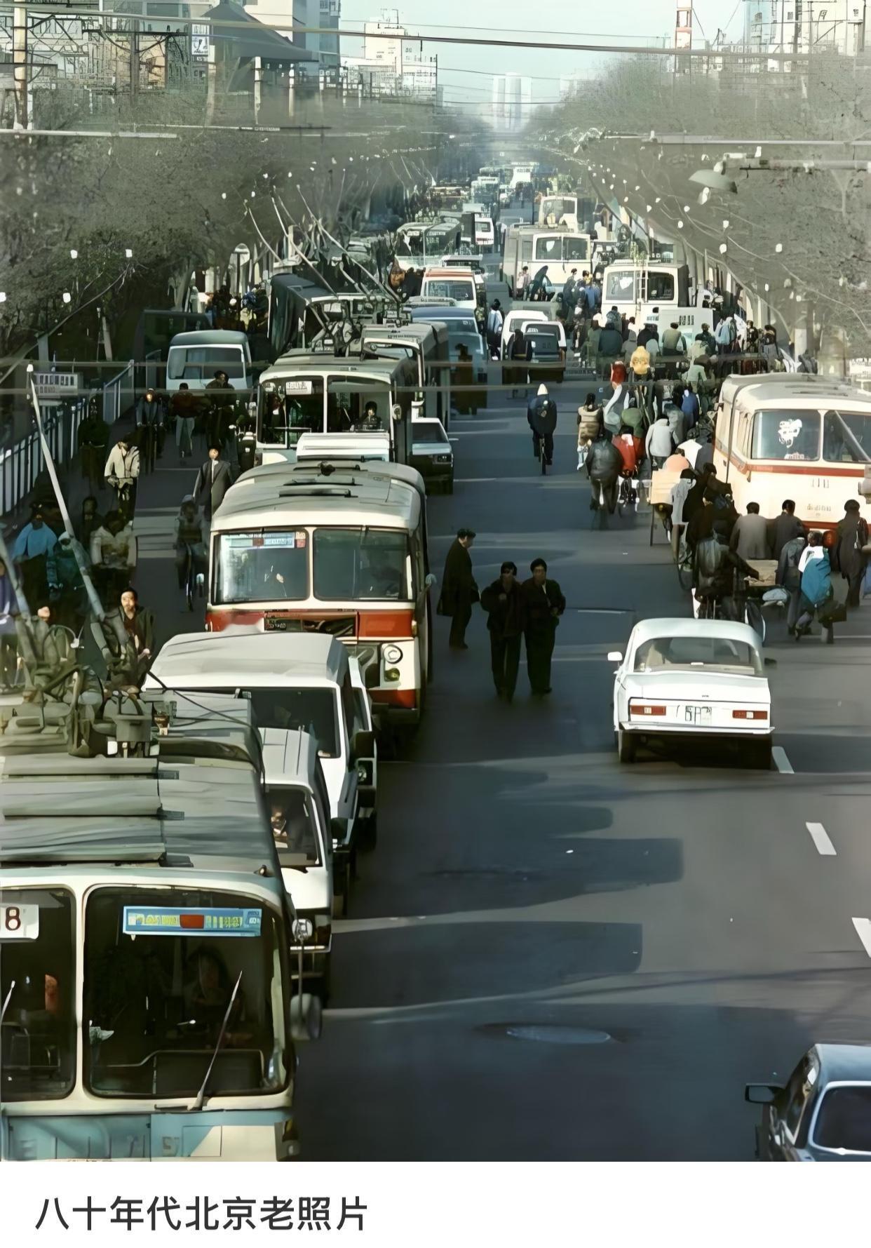八十年代老照片。大家能认出来这是北京的哪条大街吗？那个时候，几乎没有私家