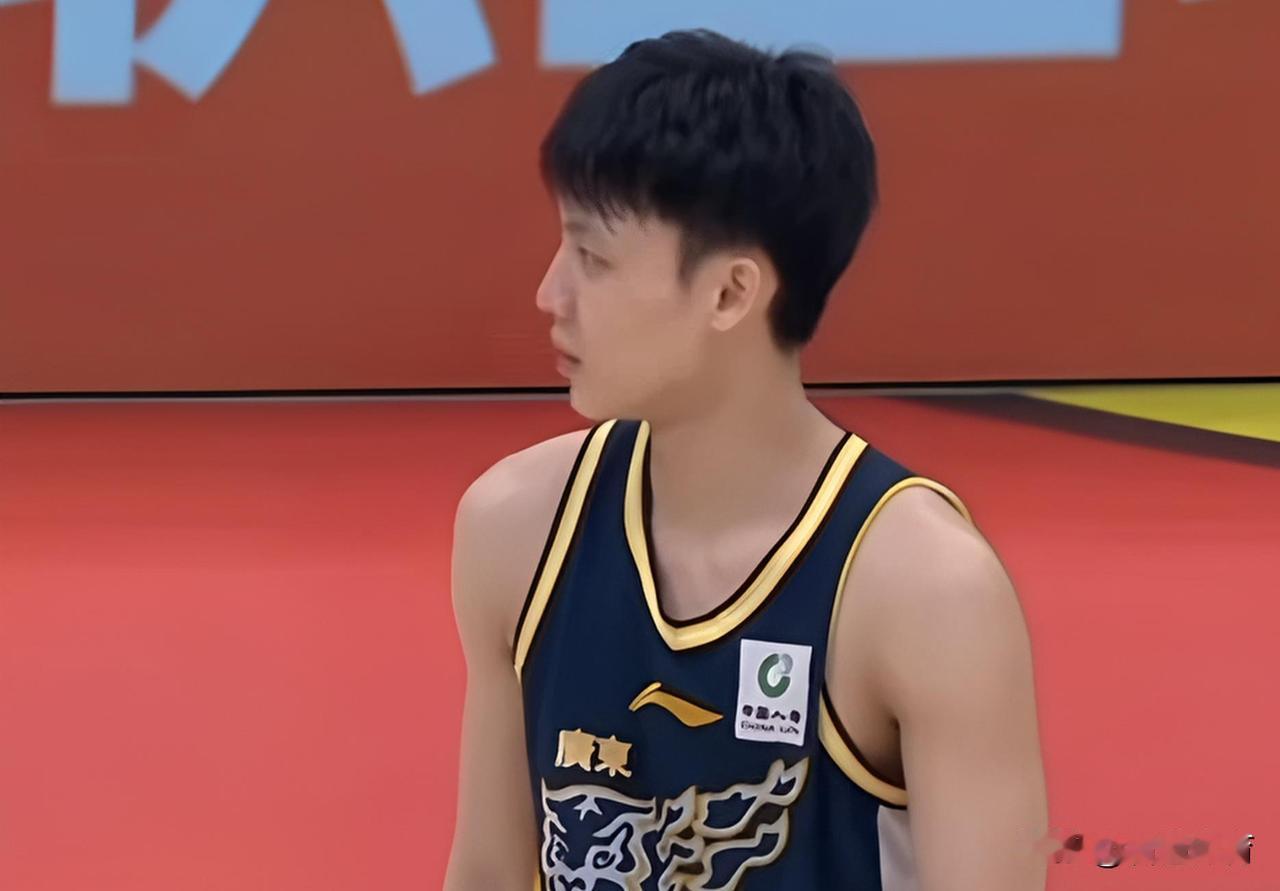 徐杰为什么状态低迷，三分11中1，全场只拿下了7分？一切都是有原因的，杜锋用人太