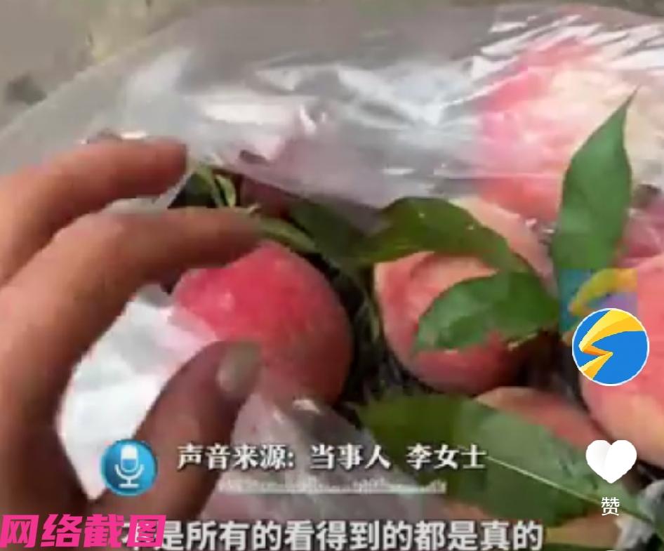 云南保山有女子看市场一处大妈卖得桃子不错，桃面红润有度，关键见得桃叶水灵，一眼知