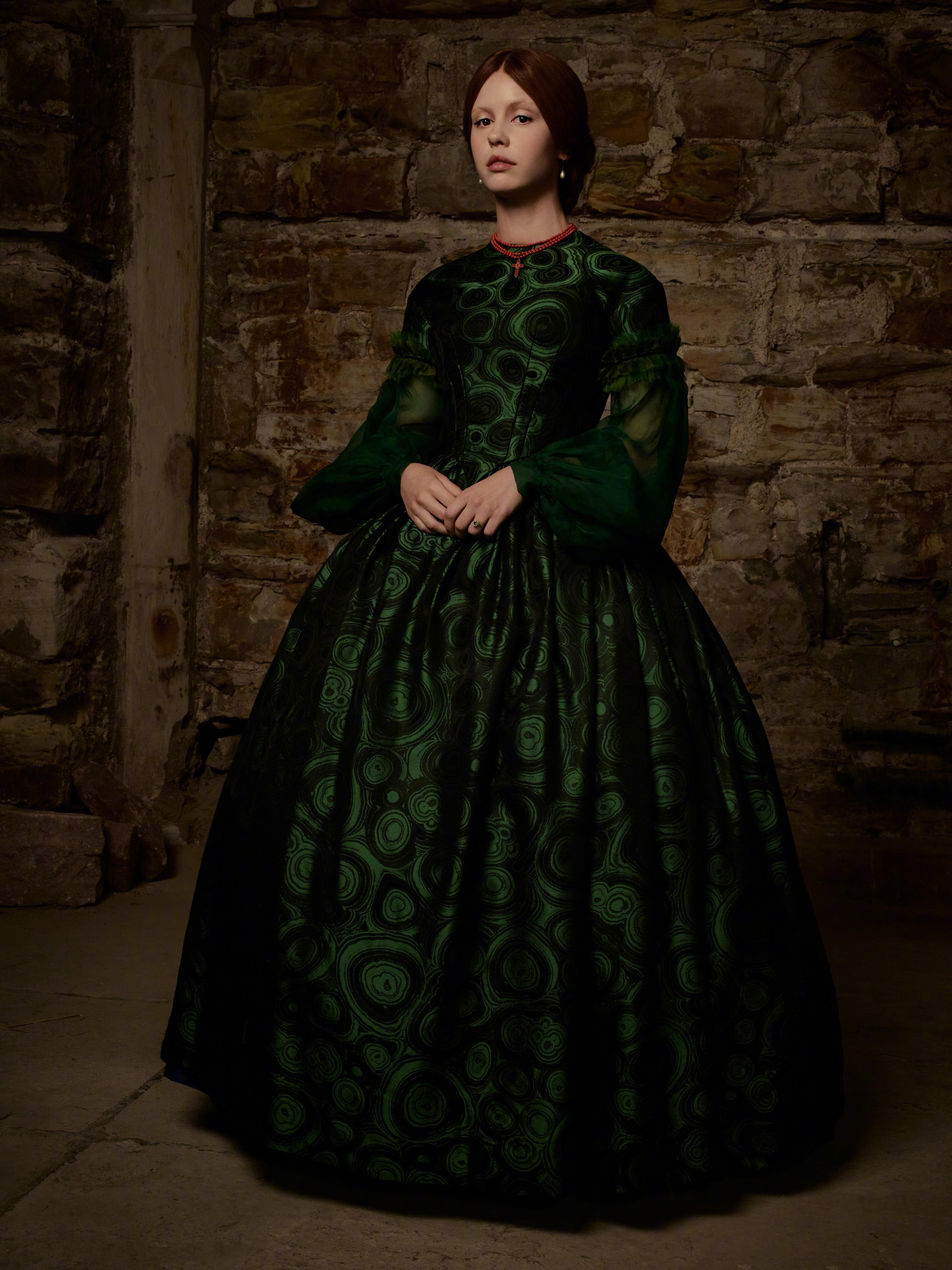 米娅·高斯，在弗兰肯斯坦中与奥斯卡·伊萨克、雅各布·艾洛蒂的新剧照释出（图1-6