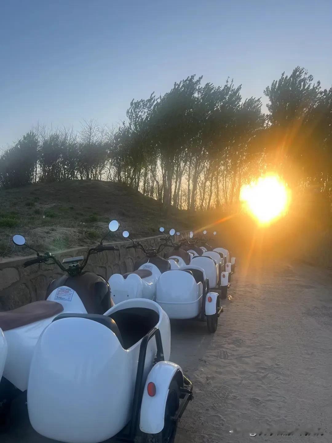 美女小白同事小白，人长的很漂亮，小脸净白透亮，身段苗条，有六七分姿色。话