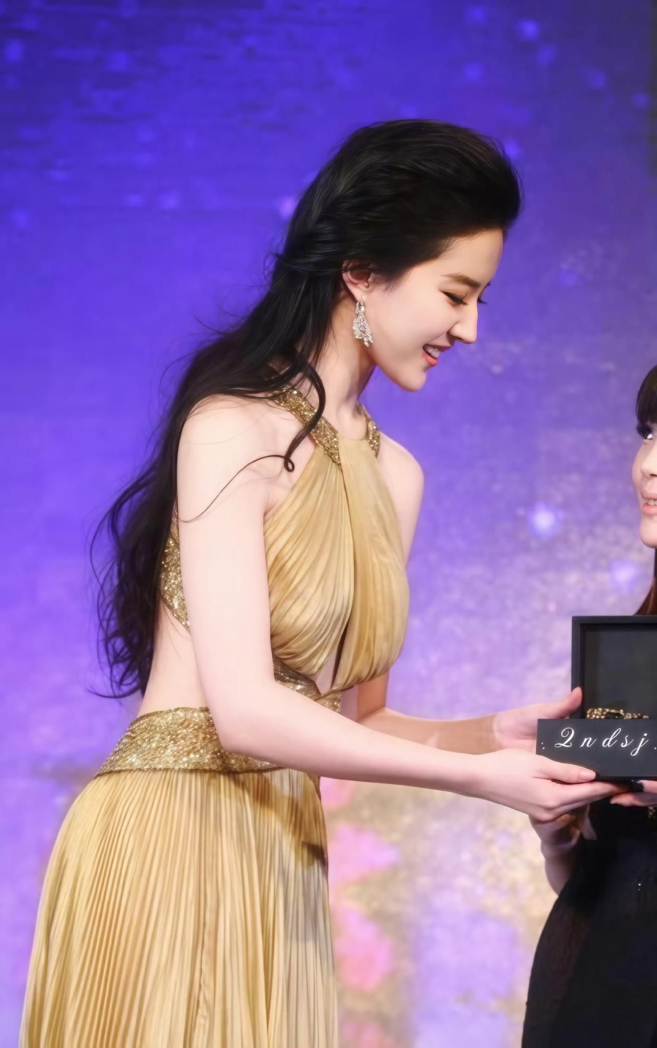 谁能不为神仙姐姐而着迷呢？神颜真的好绝啊！刘亦菲仙女照请用一句话来评价刘亦菲