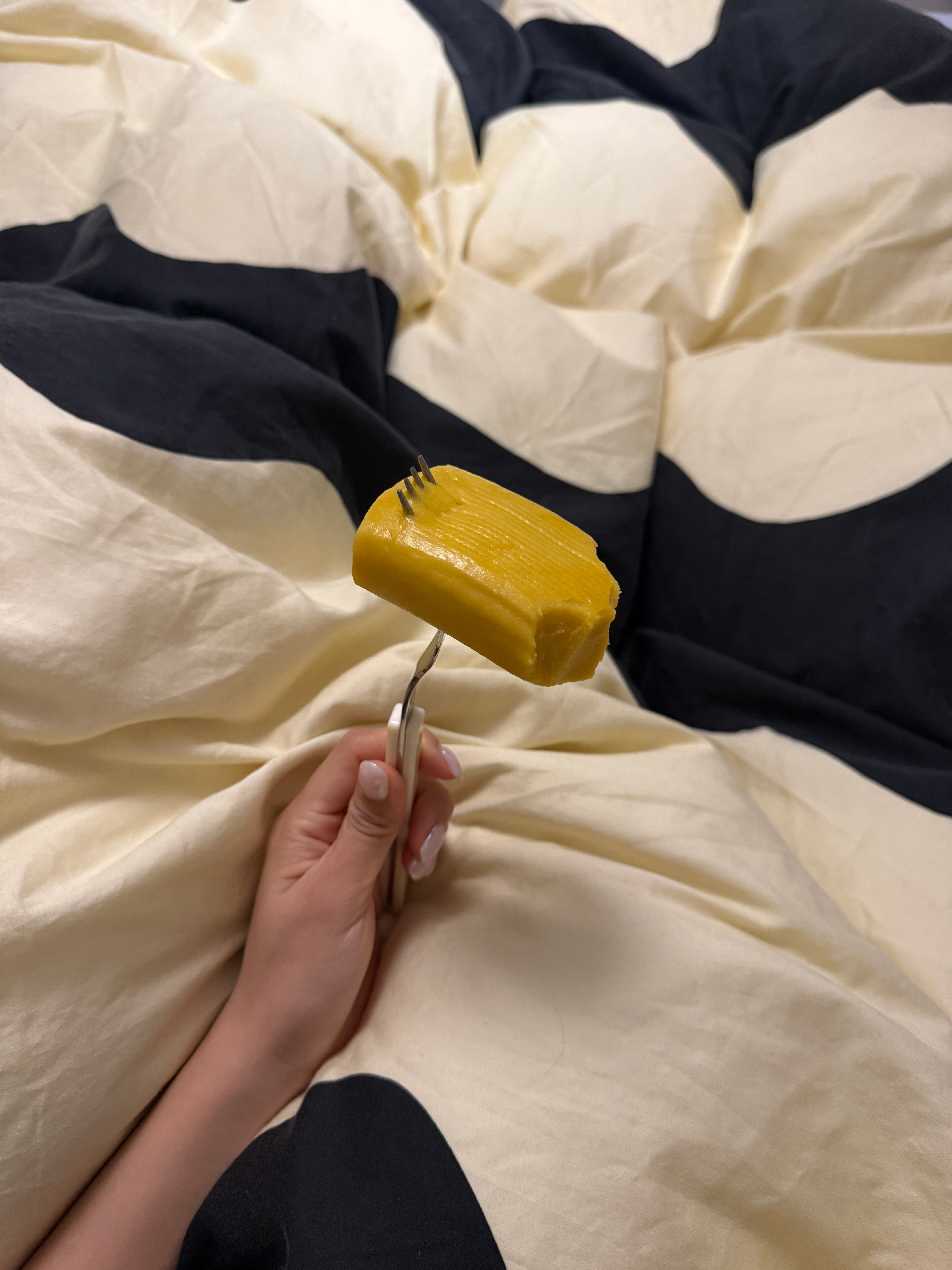 在干嘛？我现在发着低烧在床上吃年糕太好吃了好爱糯叽叽