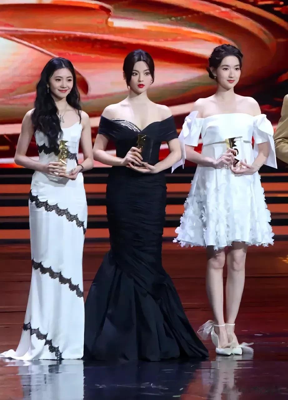 照片里，三个年轻的女明星站在一起，谁看起来更漂亮呢？站在c位的杨超越，五官精致