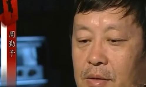 2005年，河南小学门口，10岁的周婷盯着金鱼摊前的男人愣住了，那张脸和每天接她