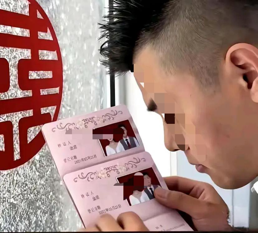 金毛的爹犹如神秘人物存在一样，金毛刚出事时全网没有他爹任何信息，全网都没有扒出任