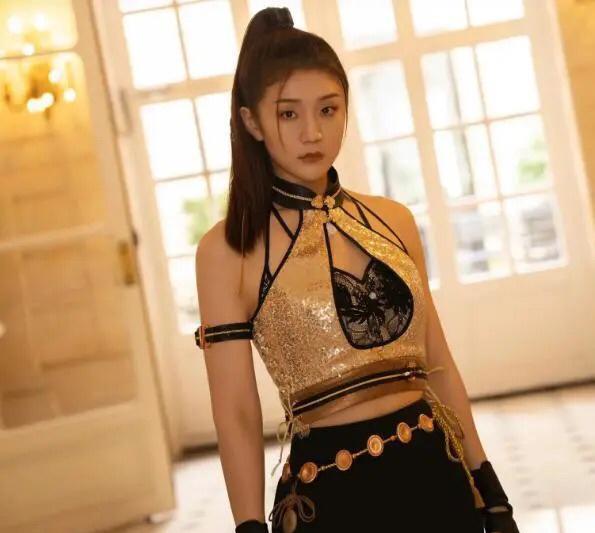 陈梦亮相巴黎时装周，一袭挂脖衣性感迷人！不少网友感叹：“梦姐不打球穿衣好大胆！”