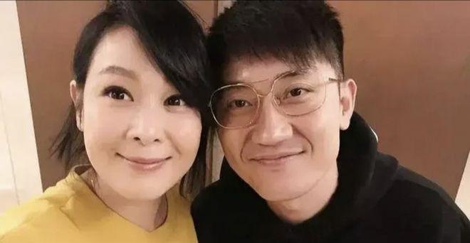 2011年，刘若英嫁给了身家68亿的富商钟小江，婚前刘若英约法三章：可以同居但必