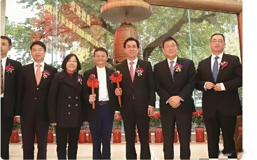 你说巧不巧，当年许家印和马云几位国内知名企业家在股市新三板敲钟现场，许家印后背正
