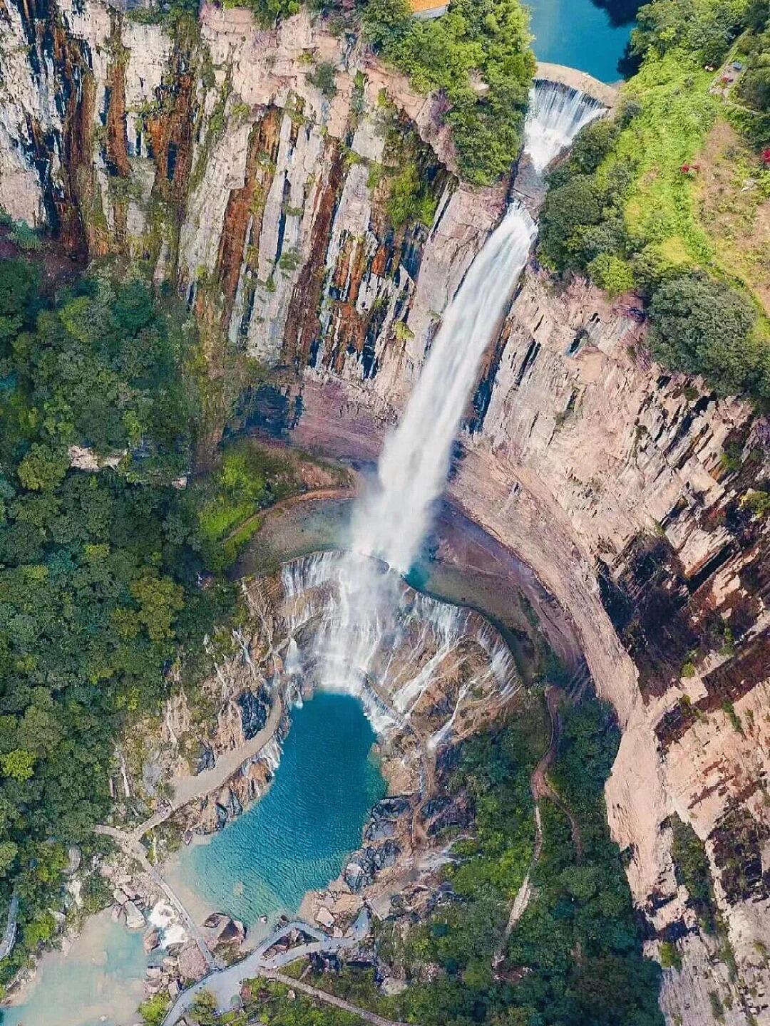 跟着国家地理领略太行山之美！！！太行山断崖高起，群峰峥嵘，阳刚劲露，台壁交错，苍