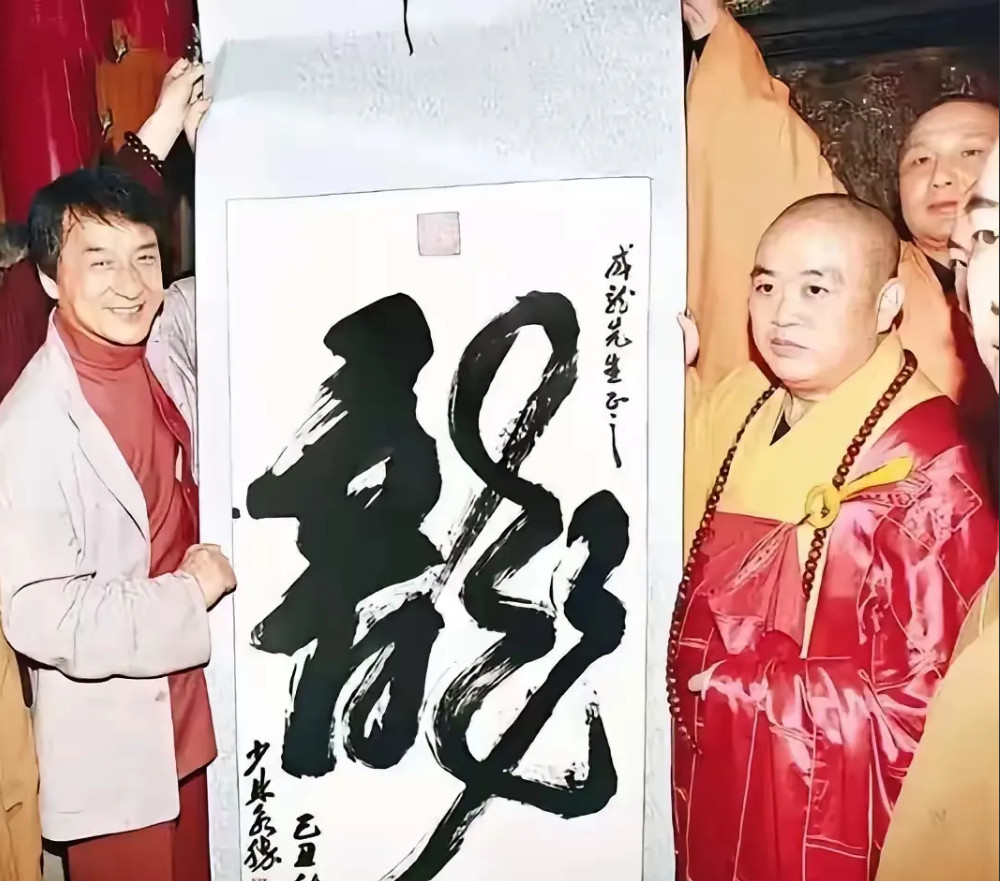 成龙最近估计挺忙的，他不是忙着当火炬手，也不是忙着参加电影节，而是忙着找出释永