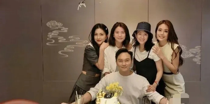 包贝尔跟女人拍合照的自觉性