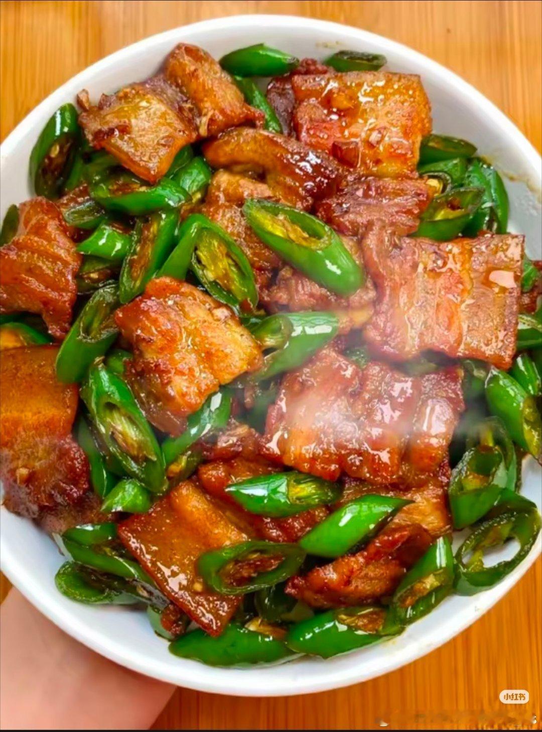 万物皆可辣椒炒肉国民下饭菜天花板实锤✨没有什么是辣椒炒肉解决不了的。青椒脆爽、肉