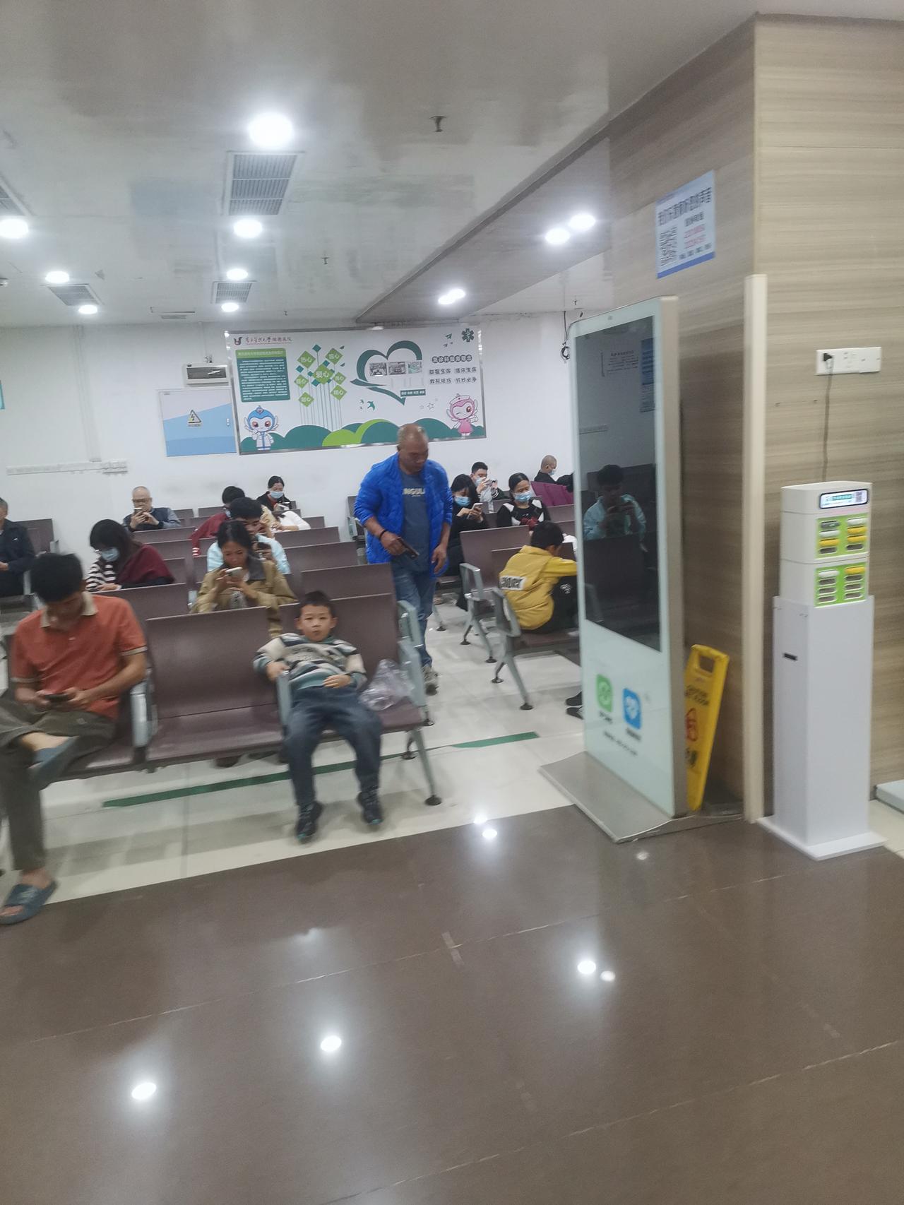 最近的流感真的那么严重吗？大晚上的医院的急诊儿科，全部都是家长和小孩子，有不