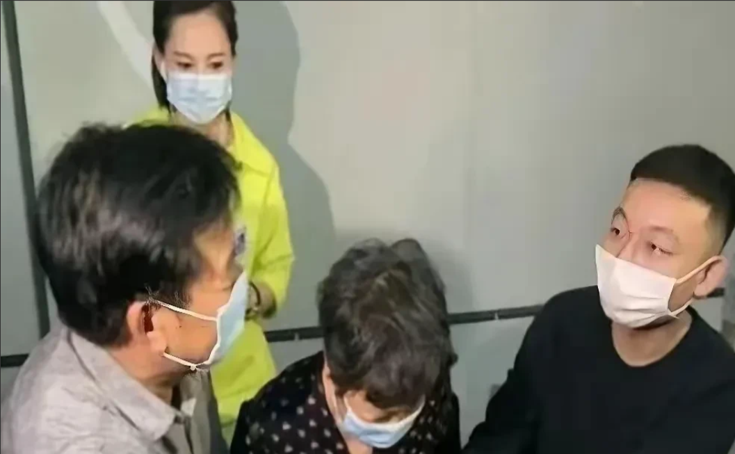 杜大娘不甘心的是被姚爸先取了血样做了DNA，如果是老杜主导在河南做，威威绝对是她