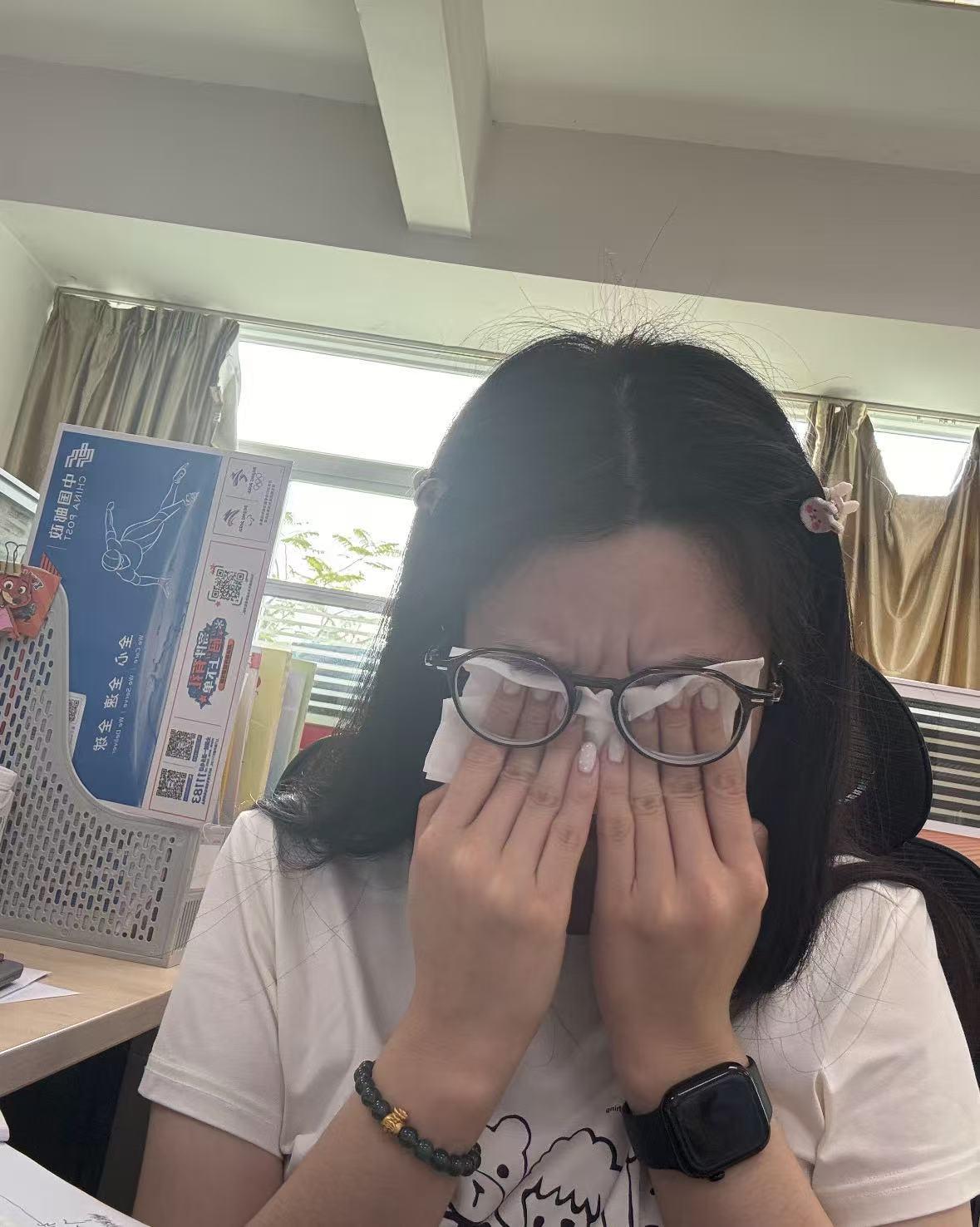 堂嫂去年跟一个跑网约车的搞到了一起。藏了四五个月，堂哥翻她手机看到了聊天记录。