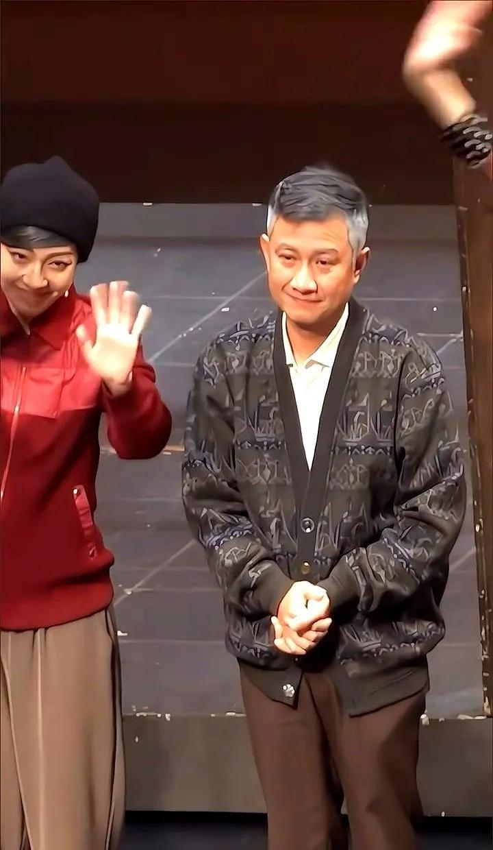 周一见那天，整个娱乐圈都在等文章道歉。但真正把他按死的，不是那几张照片，是他自