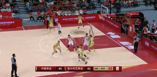 意外受伤！中国男篮对阵澳大利亚男篮的热身赛下半场刚刚开始便出现意外，后卫赵继伟在