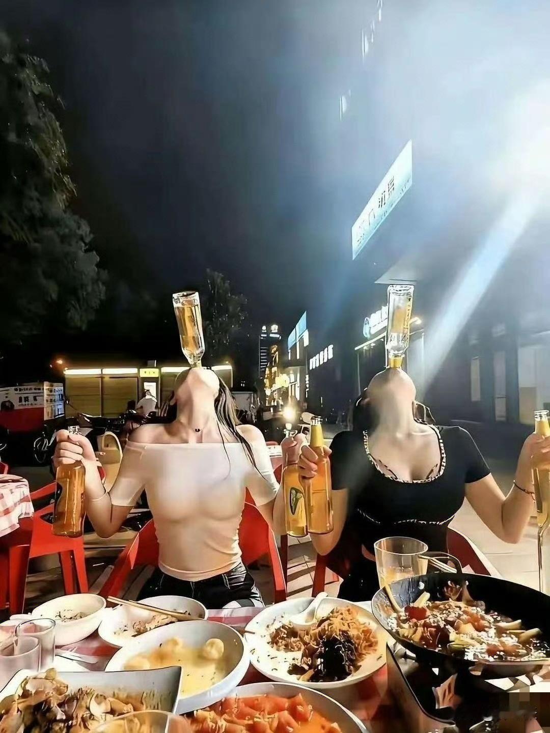 菜是挺多的，但是饮酒也要适度啊小姐姐，这也太拼了！看到两个小姐姐仰头叼着酒瓶