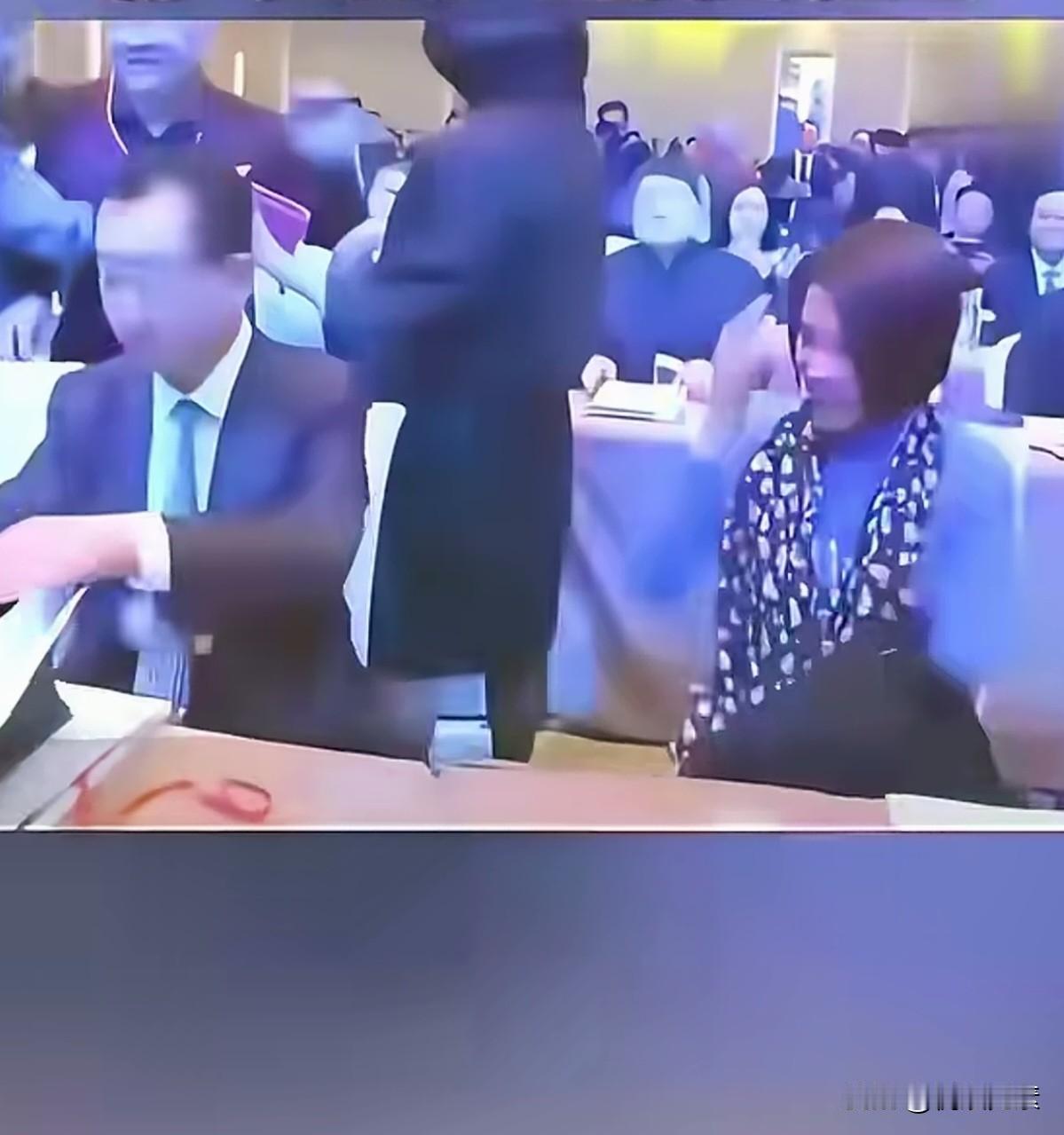 万达王健林和格力董明珠，两位都是人品很正的企业家。如果格力董大姐单干的话，早