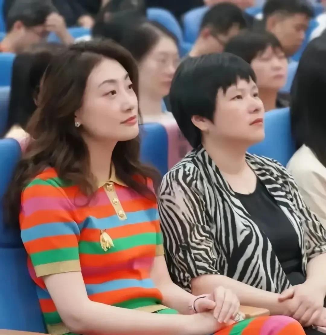 被宗馥莉身上的裙子种草了。哇塞，这种彩虹条纹的polo衫加同款裙子，真的太好看