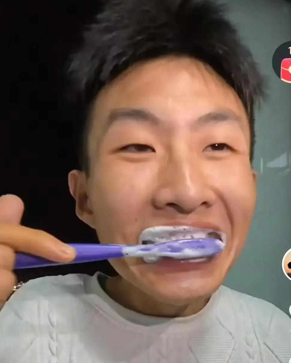 二顺子和根根把拍段子改成拍自己怎么开公司，首条官宣就冲了一千万播放。俩人先窝在