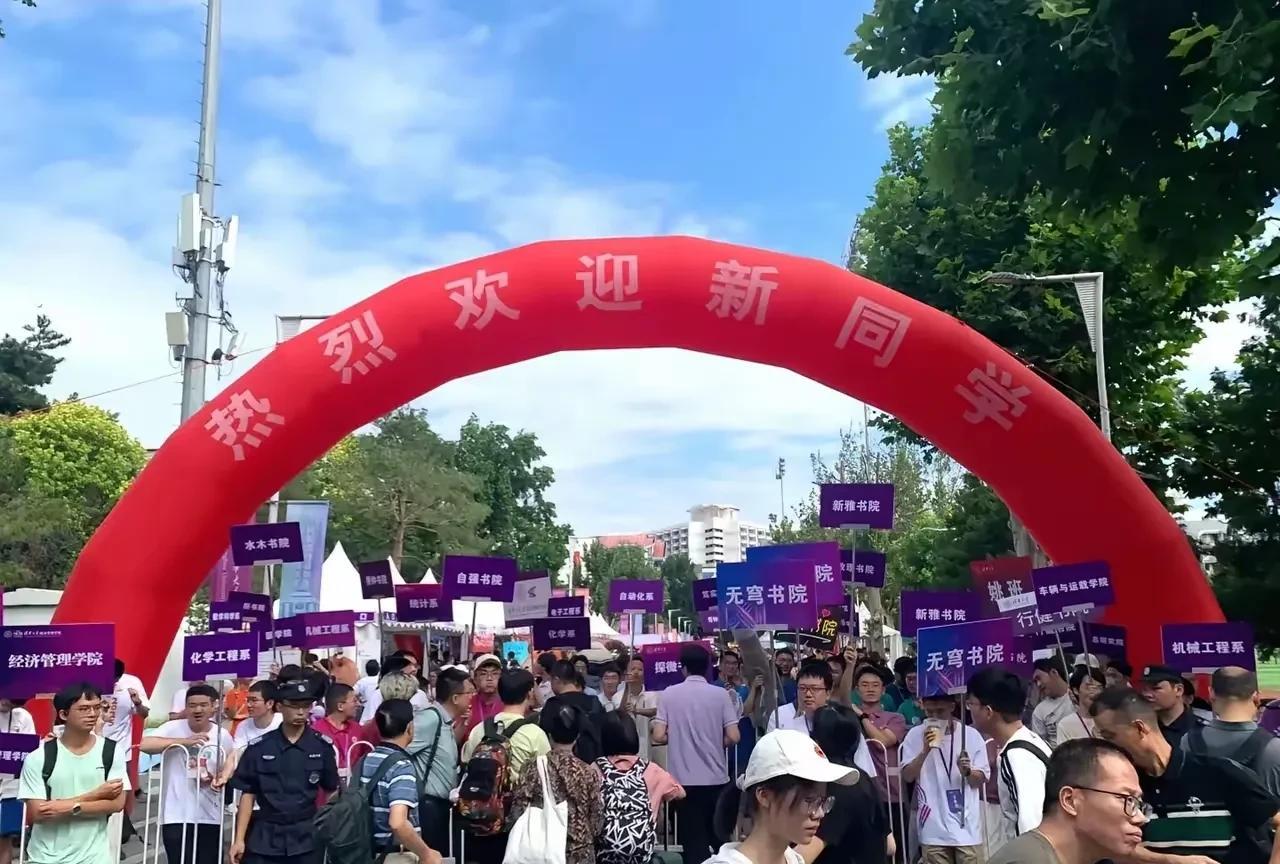 清华迎新表面看似热闹光鲜，可招生数据背后的问题值得深思。4000新生里，高考统招