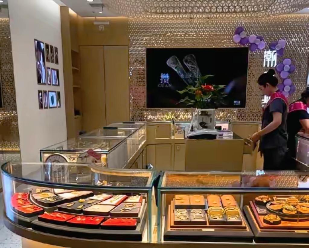金价，崩了。​​9月16日，周生生、周大福、老凤祥等品牌足金饰品克价集体跌破1