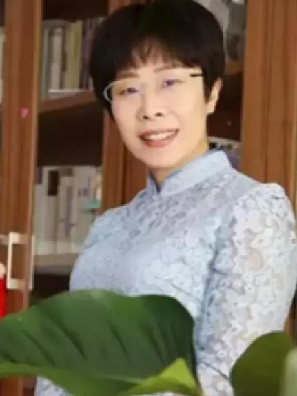 北大才女蒙曼50岁至今未婚，朱迅问她：“你最想嫁给谁？”谁承想，她脱口而出说的一