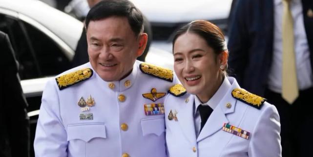 中方早好言相劝，泰国王被请出山，佩通坦不肯停职，民调狂跌21%。佩通坦通话内容泄