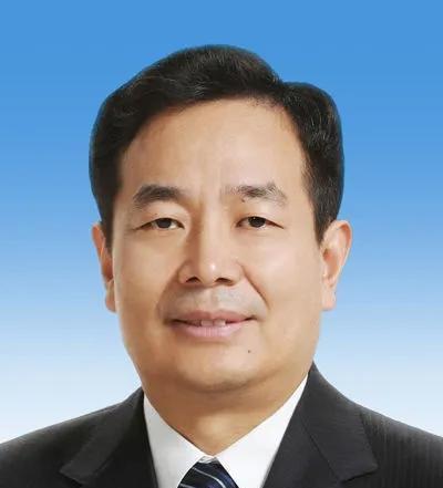 中央统战部副部长陈小江调任新疆书记央视7月1日消息，中央统战部副部长陈小江接