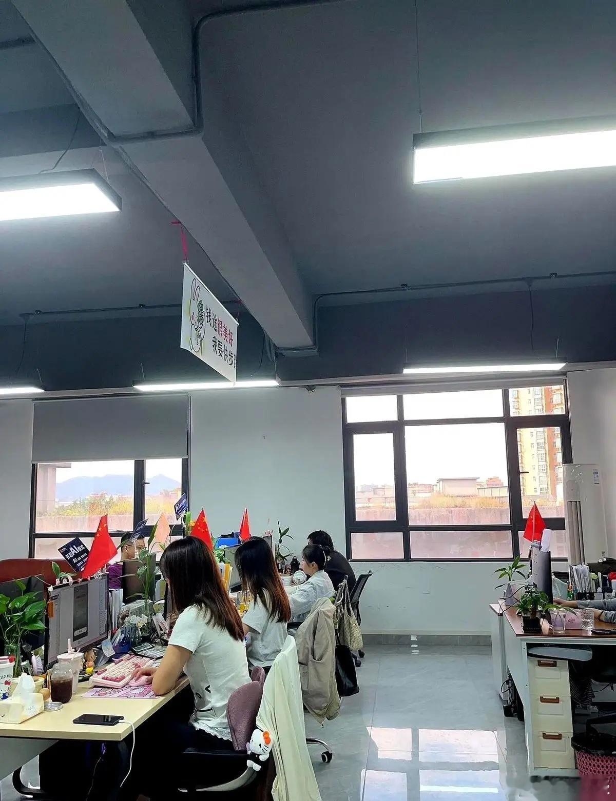 有个大姐，2014年拿100万买了农行，然后就没管了。今天翻出来一看，账户里躺着