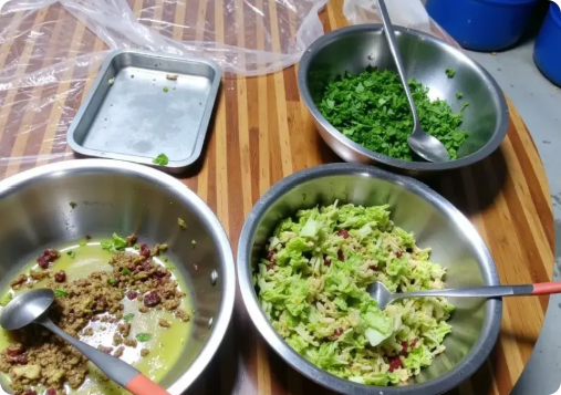 今天中午，食堂打饭的阿姨跟工地干活的吵起来了。原因是中午十二点下班工人去食堂打饭