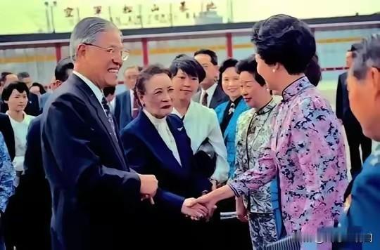 1994年9月，孔祥熙的女儿孔令伟病危。在美国的宋美龄飞回台湾探望。这一次回