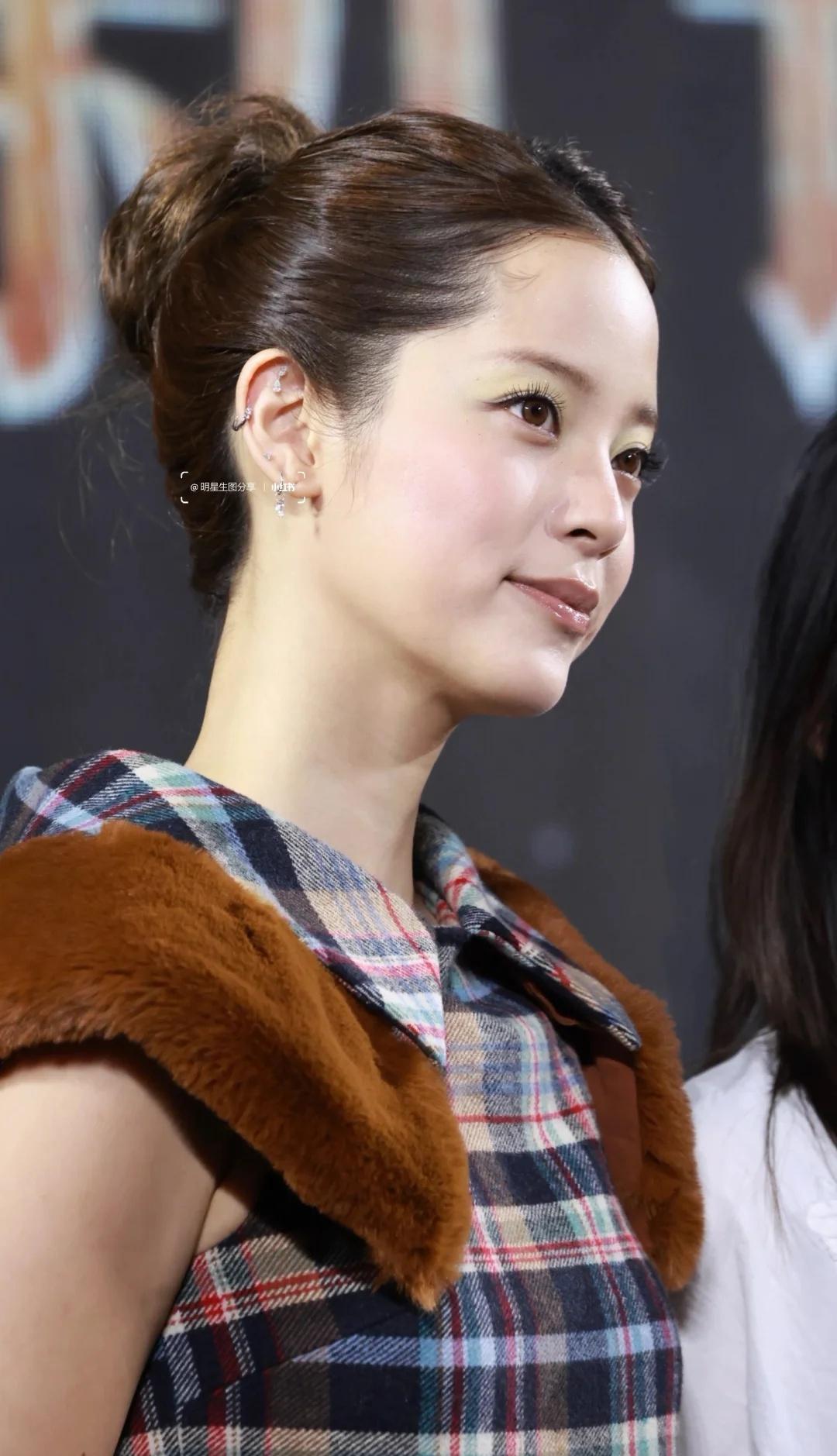 欧阳娜娜格纹套装活动生图（有特写）