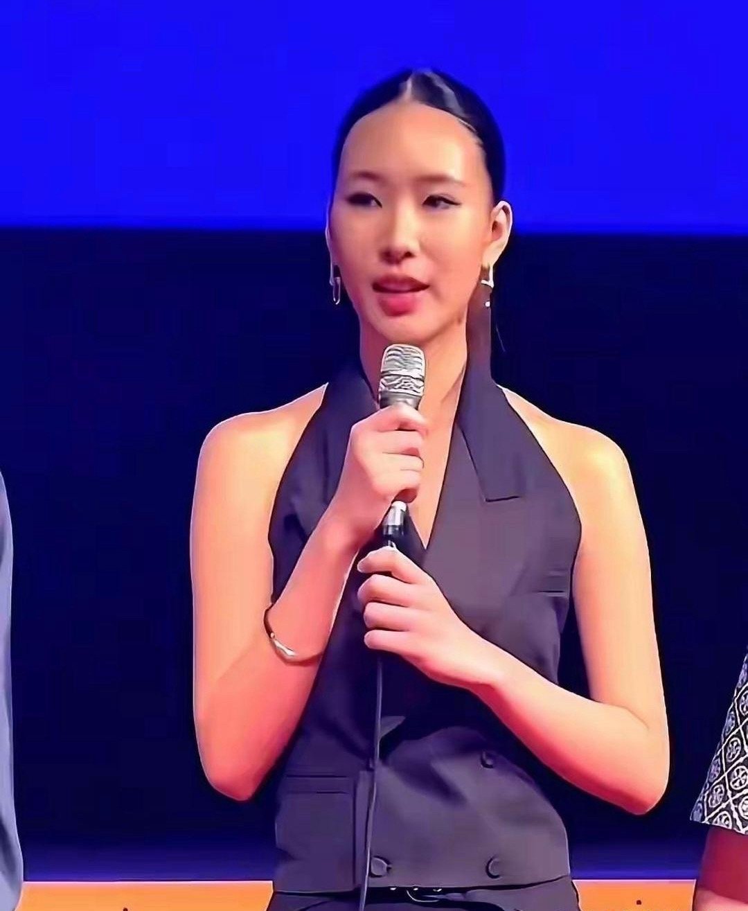 小S的大女儿，这个穿搭妆容感觉有点太过于成熟了吧​​​