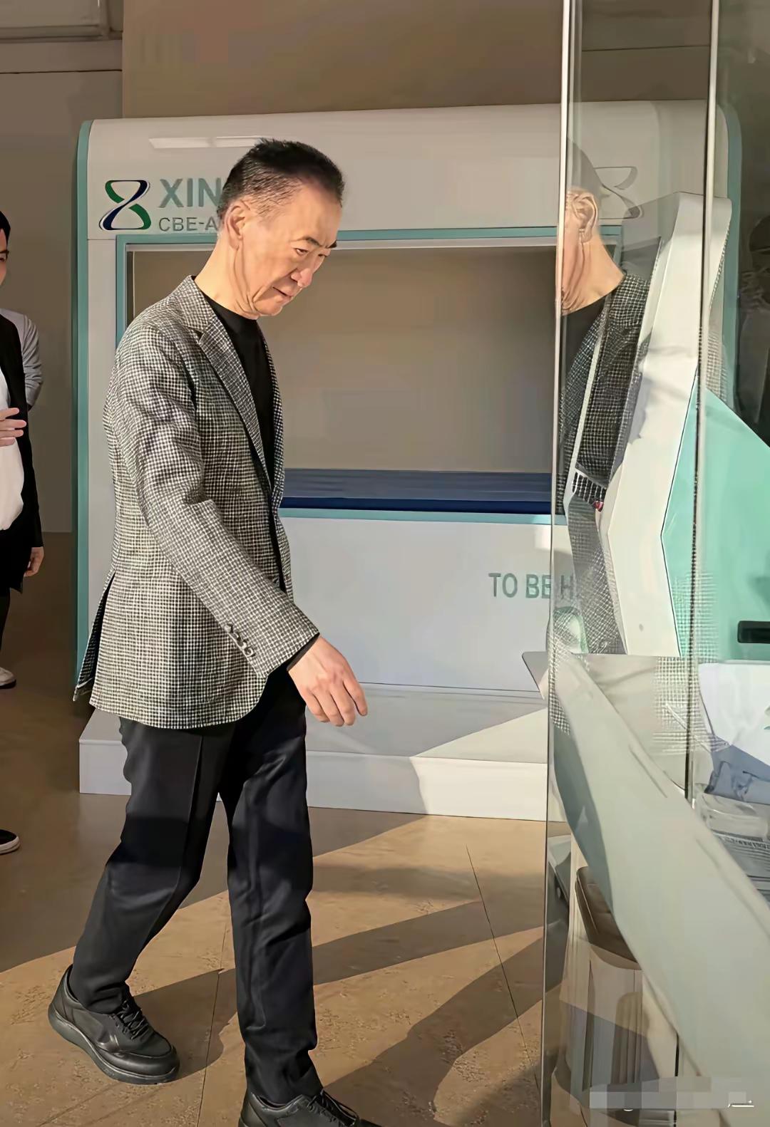 王健林现在咋这样了，？我查了一下资料，原来他只有71岁而已，看着形容憔悴，疲惫老