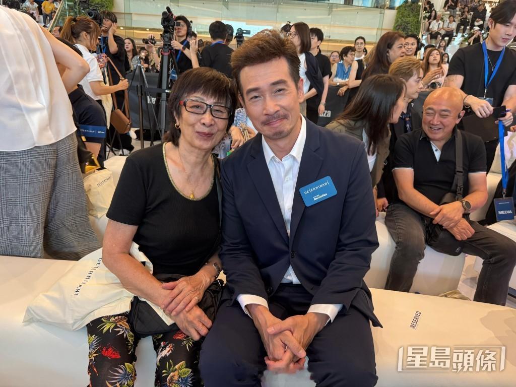 陈豪中医妈妈激罕现身撑阿仔出活动父为麻醉科医生陈母早年丧夫独力凑仔|星岛头
