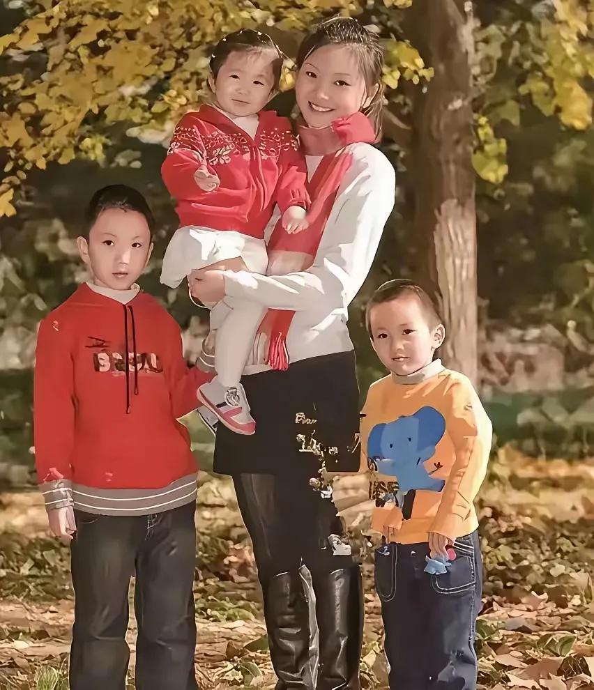 时间过得真快，张艺谋的妻子陈婷带着三个孩子的照片感觉还是不久看到的，现在都长成大