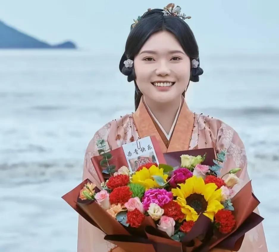 李雪琴的演技被低估了，看到她饰演的小桃，我从这个小角色身上感受到了巨大的潜力