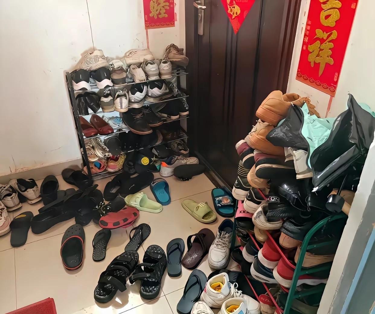 你能看出来是老公钱多还是老婆不爱收拾，怎么这么多鞋子乱七八糟的？看着让人有一种密