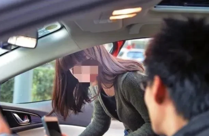 吉林长春，男子李某怀疑妻子出轨，于是尾随妻子出门，见妻子上了一陌生男子的车在车里