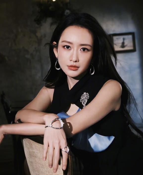 我问我老公：王鸥长得漂亮，身材好，为啥男人还不愿意承认她？我老公盯着我笑了笑