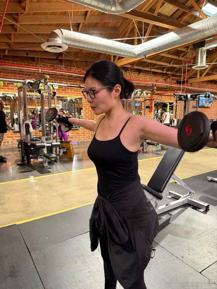 徐冬冬120斤每天两碗米饭168cm120斤明明是健康好身材！直面身材讨论，坦